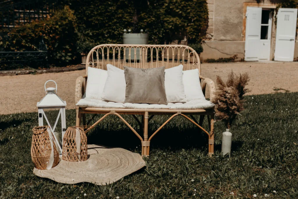 Location banquette en rotin bohème pour décoration cérémonie de mariage à Lyon en région Rhône Alpes