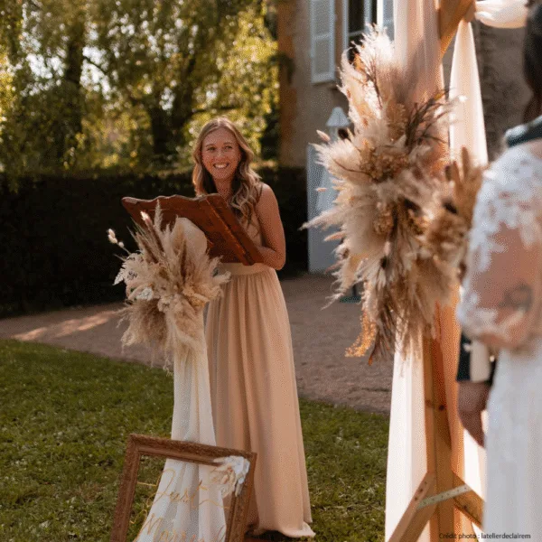 Location pupitre en bois teinté pour mariage à Lyon