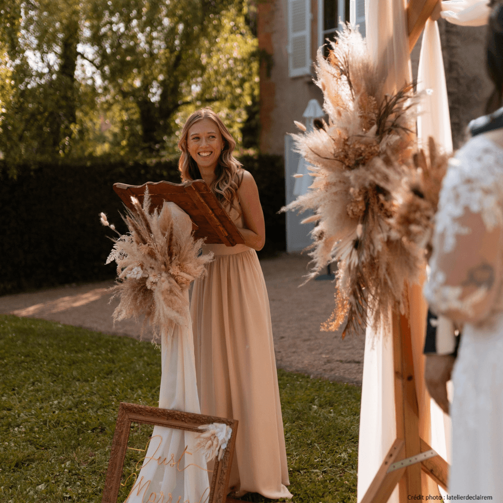 Location pupitre en bois teinté pour mariage à Lyon