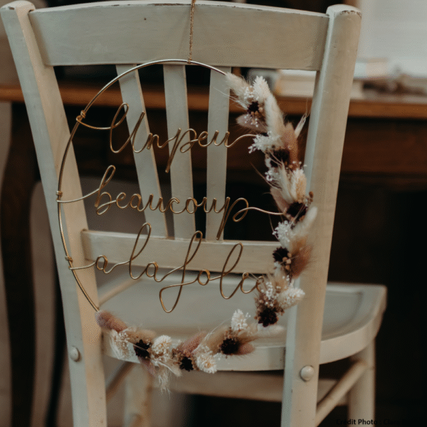 Location chaise bois blanc patinée à Lyon