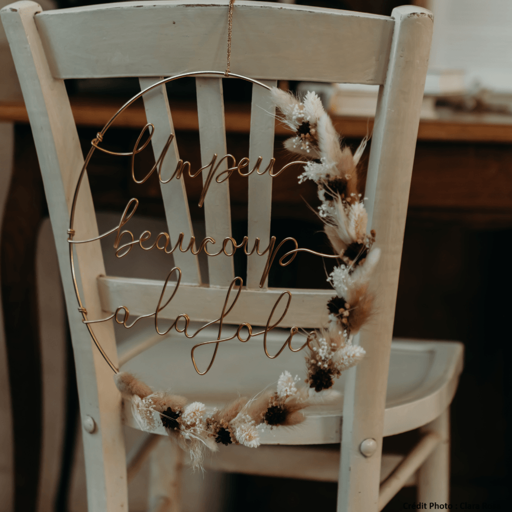 Location chaise bois blanc patinée à Lyon