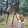 Arche double triangle en bois pour mariage en forêt dans le beaujolais aux environs de Lyon