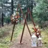 Arche double triangle en bois pour mariage en forêt dans le beaujolais aux environs de Lyon
