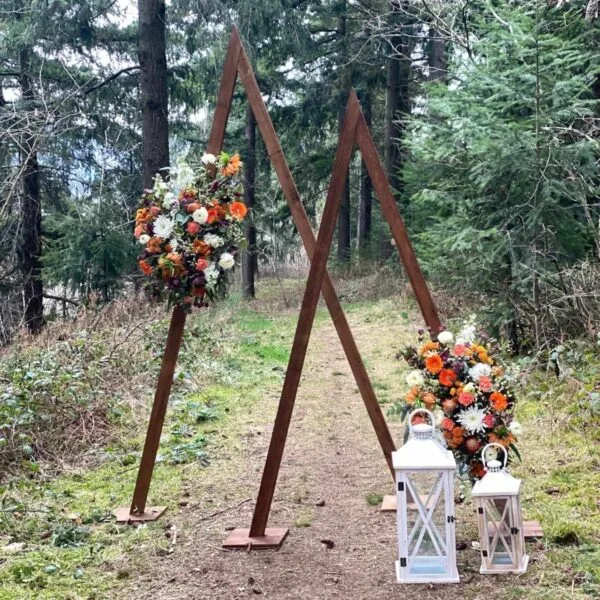 Arche double triangle en bois pour mariage en forêt dans le beaujolais aux environs de Lyon