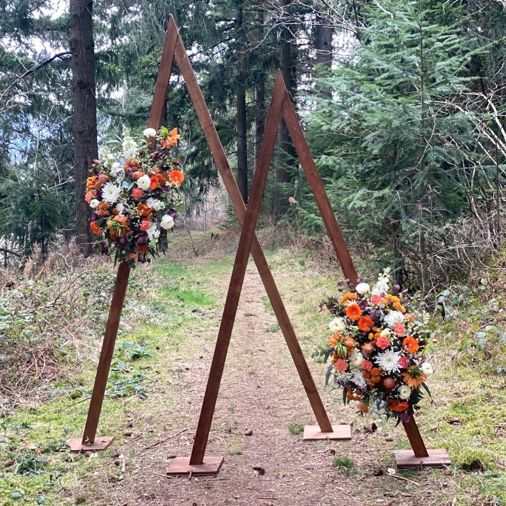 Arche double triangle en bois pour mariage en forêt dans le beaujolais aux environs de Lyon