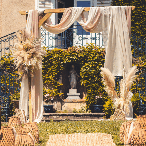 Arche rectangle en bois à louer pour mariage bohème à Lyon