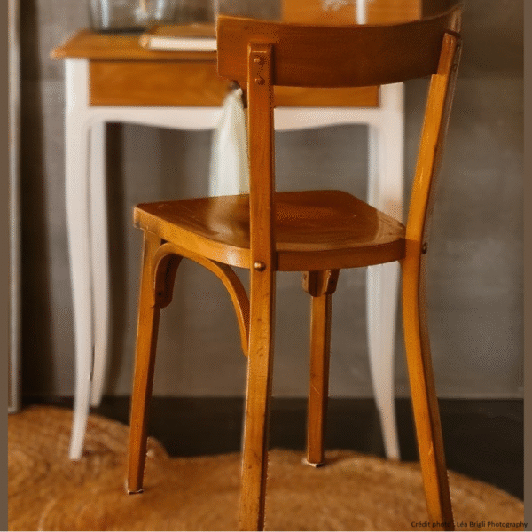 Location chaise bois blanc patinée à Lyon