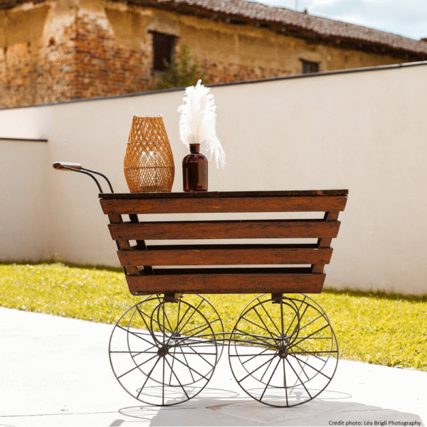 Location charrette en bois vintage à Lyon pour candybar ou bar à boissons