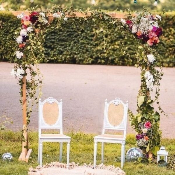 Chaises anciennes blanches, sculptées et cannées pour cérémonie laïque à Lyon