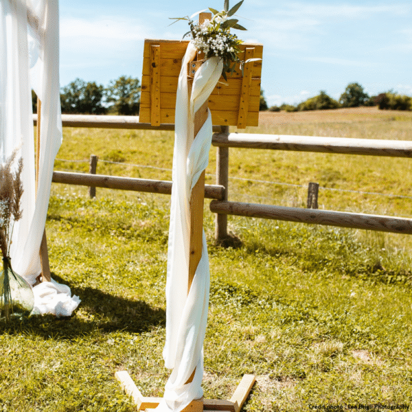 Location pupitre en bois naturel pour mariage à Lyon