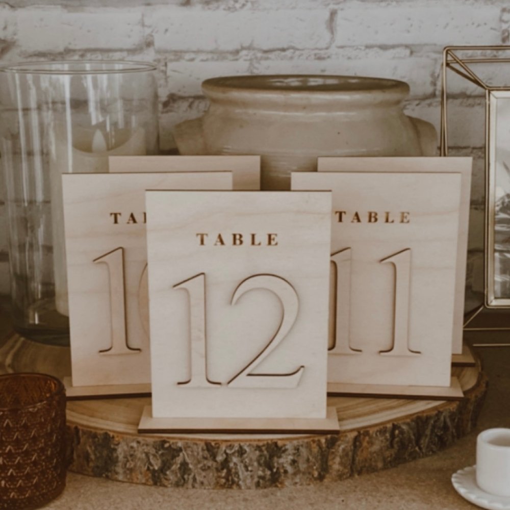 Location numéro de table en bois naturel à Lyon