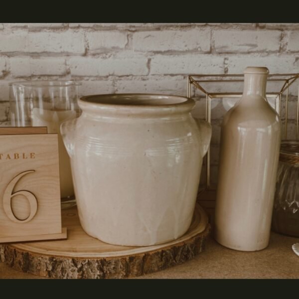 Location pot en grès beige à Lyon