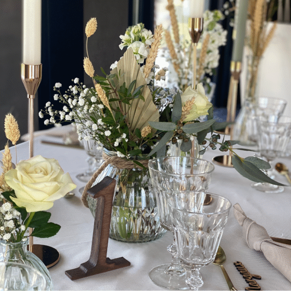 Location numéro de table en bois teinté à Lyon