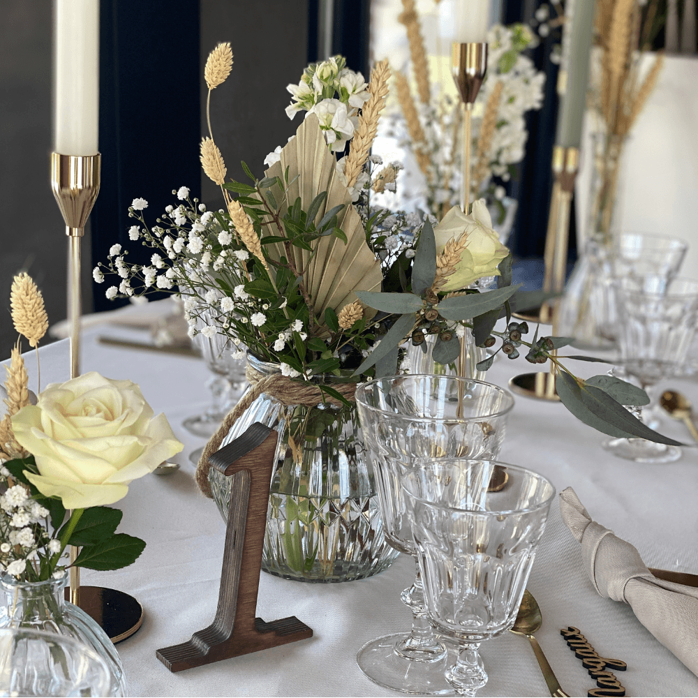 Location numéro de table en bois teinté à Lyon