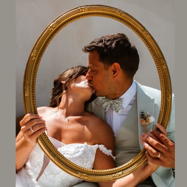 Location cadre ovale doré pour décoration coin photobooth à Lyon