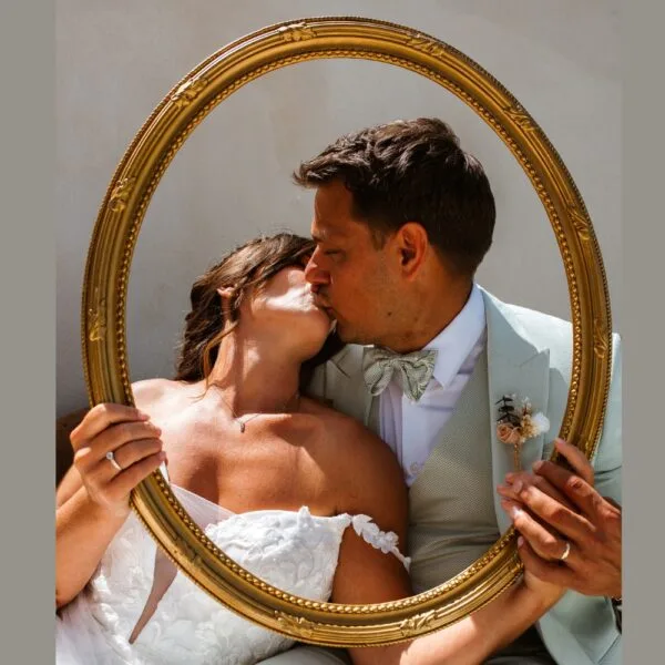 Location cadre ovale doré pour décoration coin photobooth à Lyon