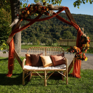 arche hexagonale en bois mariage à la Cour de Marius