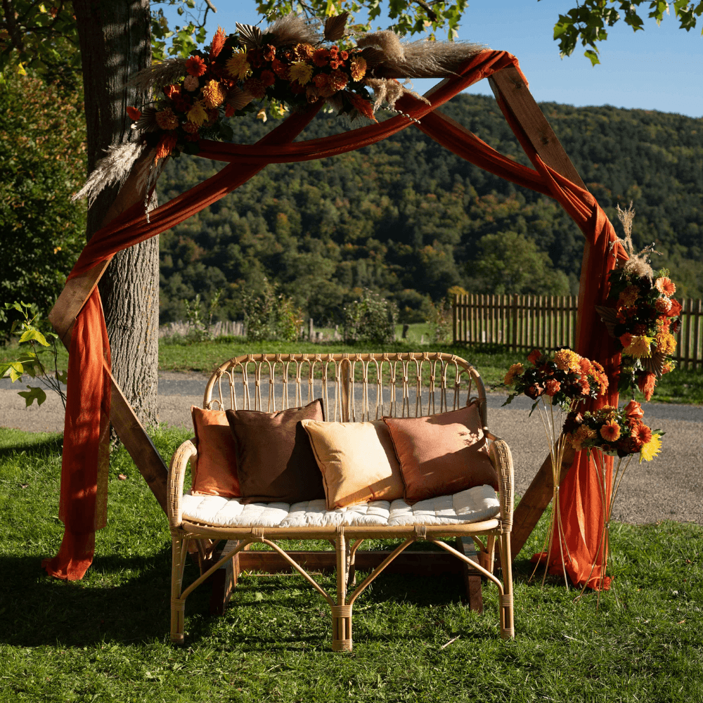 arche hexagonale en bois mariage à la Cour de Marius