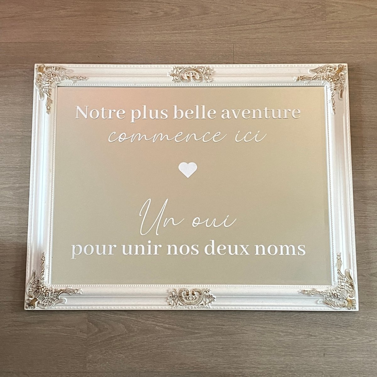 Miroir blanc avec stickers