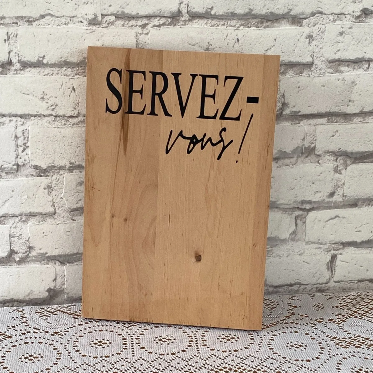 Panneau en bois à message 'Servez-vous'
