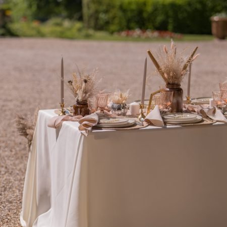 Location déco de table d'inspiration bohème avec fleurs séchées